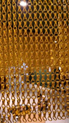 توری زنجیری آلومینیومی بادوام با قطر سیم 1.2 میلی‌متر و 60% سطح باز برای تهویه بهینه و قلاب 12x24 میلی‌متری